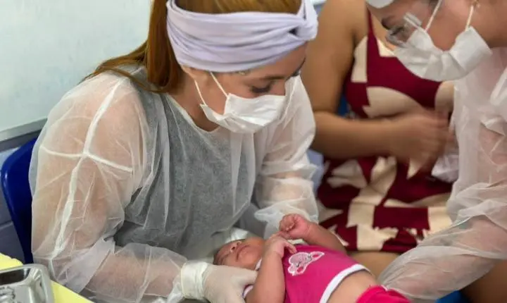 Governo realiza procedimento para corrigir 'linguinha presa' de criança durante ação de saúde no Bailique