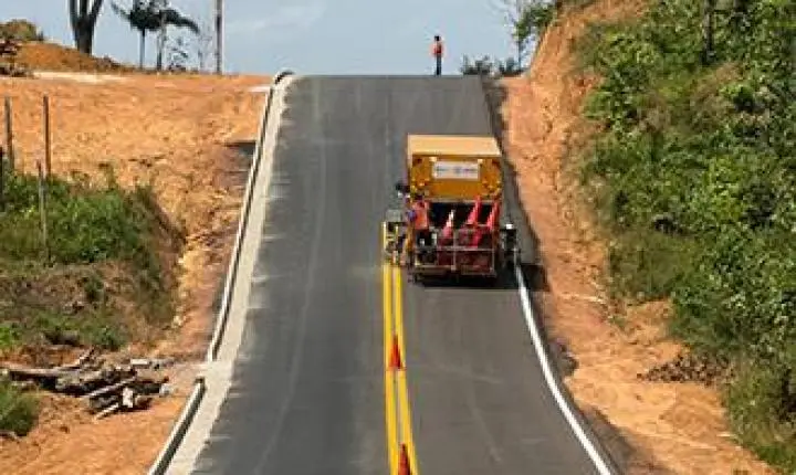 Governo realiza serviço de sinalização no ramal Vila Vitória, em Oiapoque