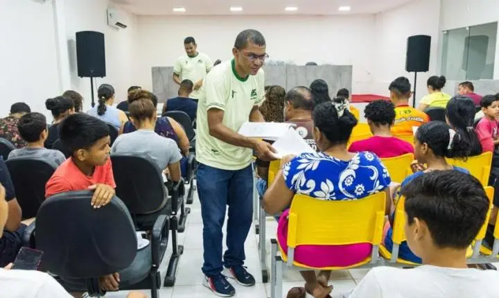 Instituto Forte Abraço entrega quase 100 uniformes a crianças e adolescentes em Mazagão