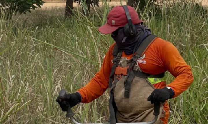 Laranjal do Jari intensifica serviços de roçagem e manutenção em prédios públicos