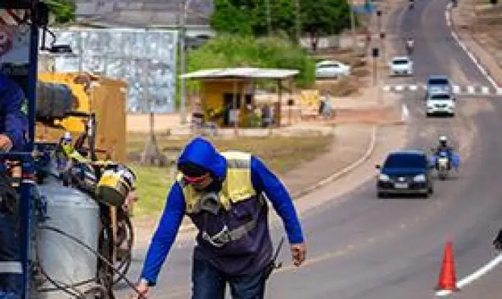 Laranjal do Jari recebe serviços de revitalização da sinalização viária