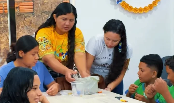 Oficina de chaveiros de miçangas estimula criatividade e convivência entre adolescentes em Laranjal do Jari