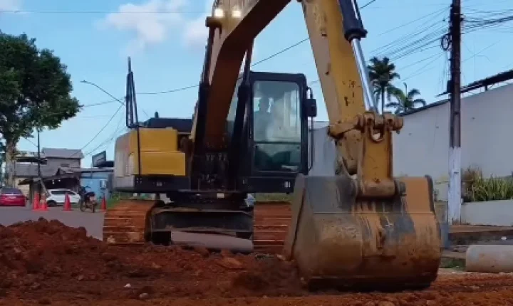 Oiapoque avança com obras de drenagem profunda em ruas da área urbana