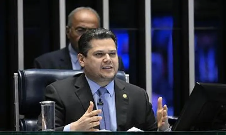 PEC da escala 6x1 não irá diretamente para o Plenário do Senado, diz Davi