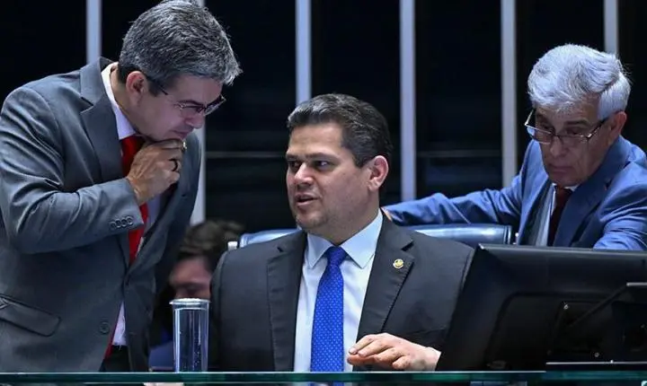 PEC que acaba com escala 6x1 começa a tramitar no Plenário