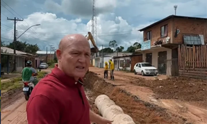 Prefeito de Santana acompanha obra de pavimentação e destaca etapa de drenagem