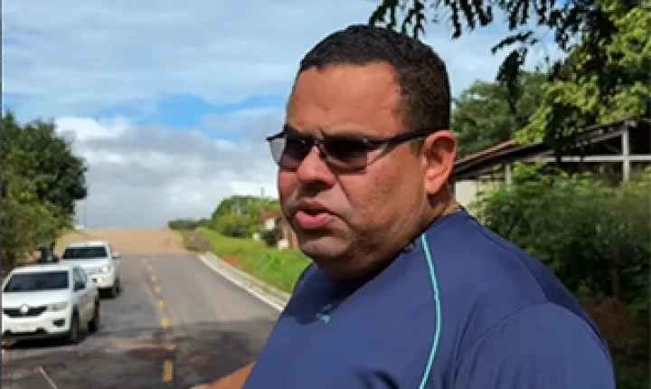 Prefeito Elielson avalia solução para infiltração em via asfaltada