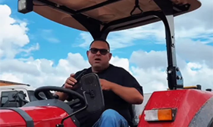 Prefeito Elielson recebe trator com arado para fortalecer agricultura local