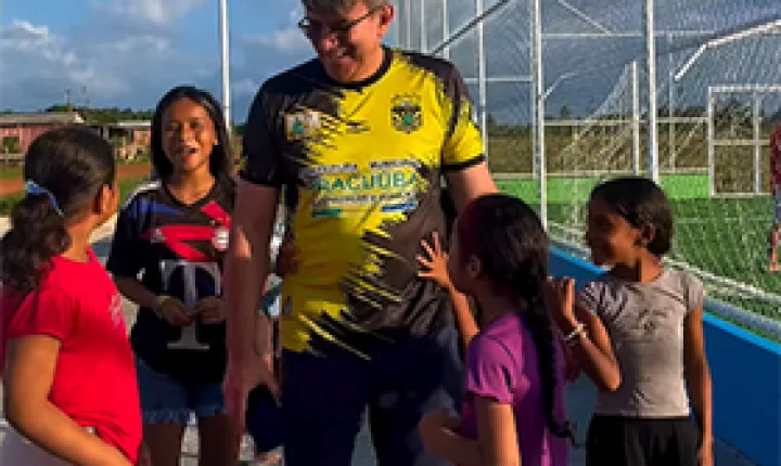 Prefeito Júnior Leite participa de atividade esportiva com crianças na comunidade do Flexal