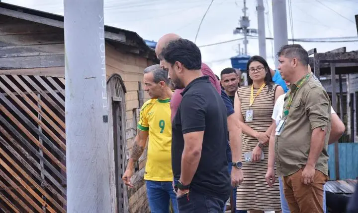 Prefeito percorre passarelas do Congós e acompanha demandas de moradores