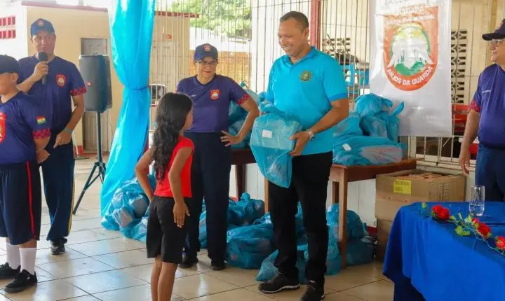 Prefeitura de Macapá entrega uniformes para crianças do Anjos da Guarda que participarão do desfile cívico