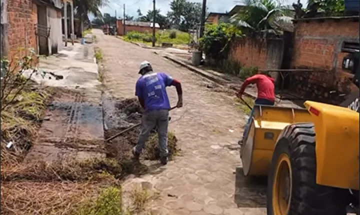 Prefeitura de Porto Grande inicia semana com limpeza urbana no bairro Aeroporto