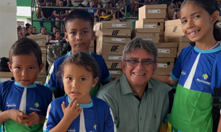 Prefeitura de Pracuúba amplia entrega de kits escolares e uniformes para comunidades do município