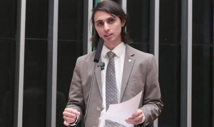 Projeto regulamenta uso de luz de cortesia entre motoristas no trânsito