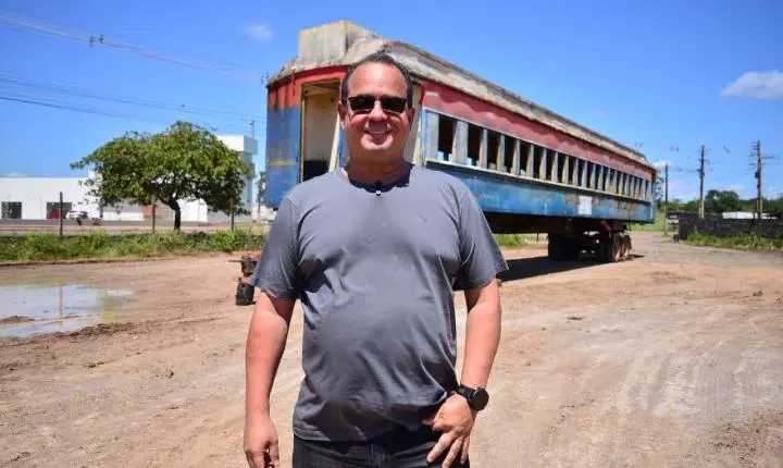 Próxima parada, Parque Residência: vagões do ciclo do manganês são transportados para restauração