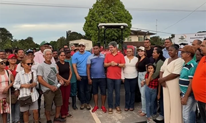 Randolfe anuncia trator para Curicaca e destaca avanço da transposição em Itaubal