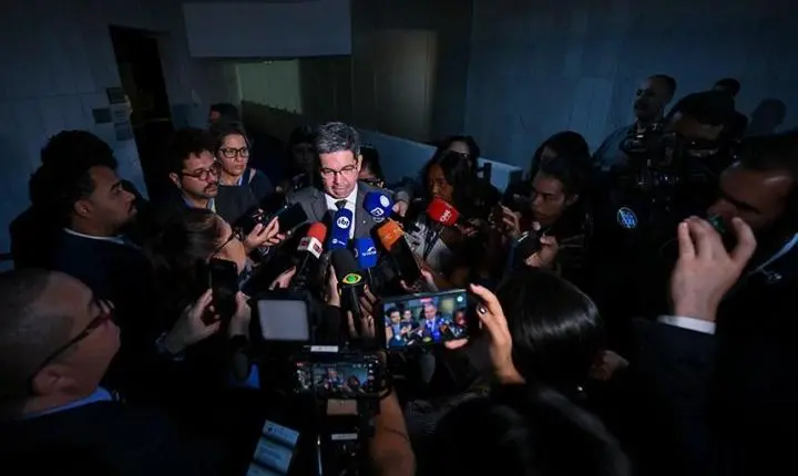 Randolfe: votação da PEC do fim da escala 6x1 acontecerá até outubro