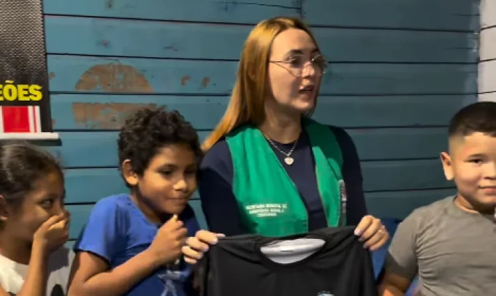 Santana entrega uniformes a crianças atendidas pelo SCFV no distrito de Anauerapucu