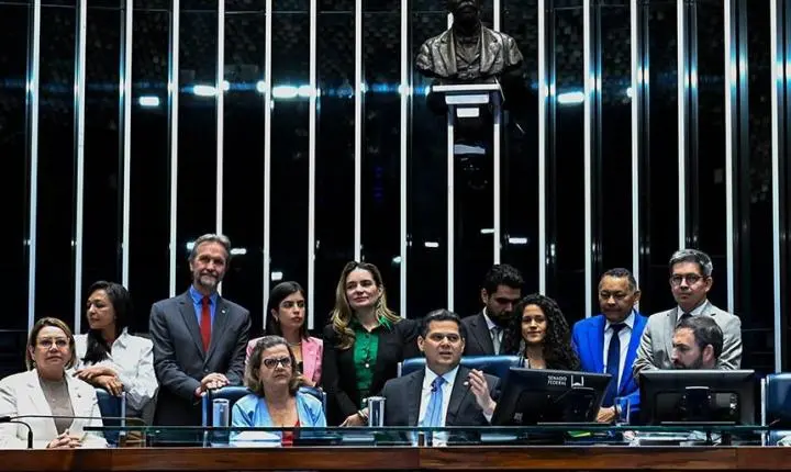 Senado aprovou novo PNE, piso do professor e expansão do ensino federal