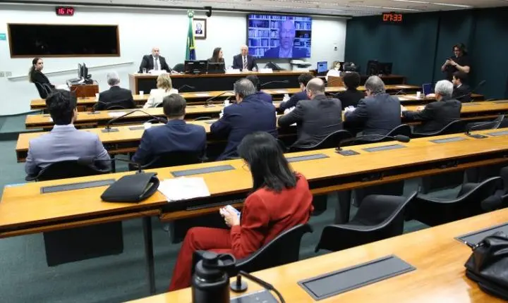 Setor empresarial pede redução de encargos trabalhistas e critica fim da escala 6x1