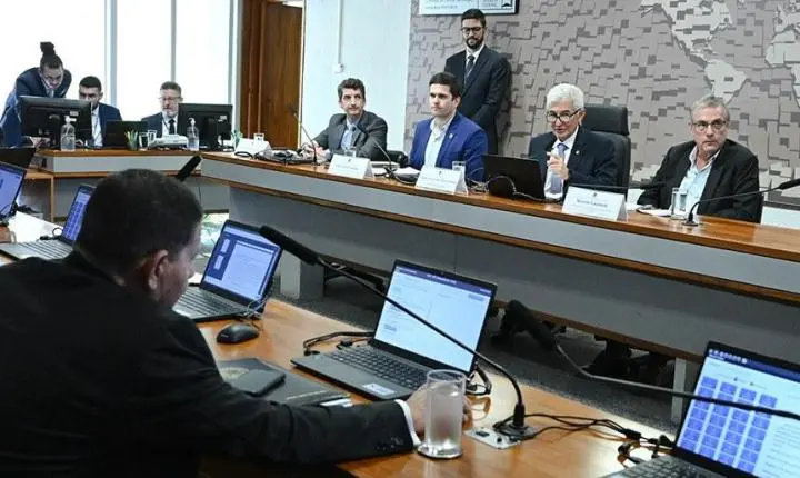 Vacinas: debatedores afirmam que país precisa estar preparado para novas pandemias