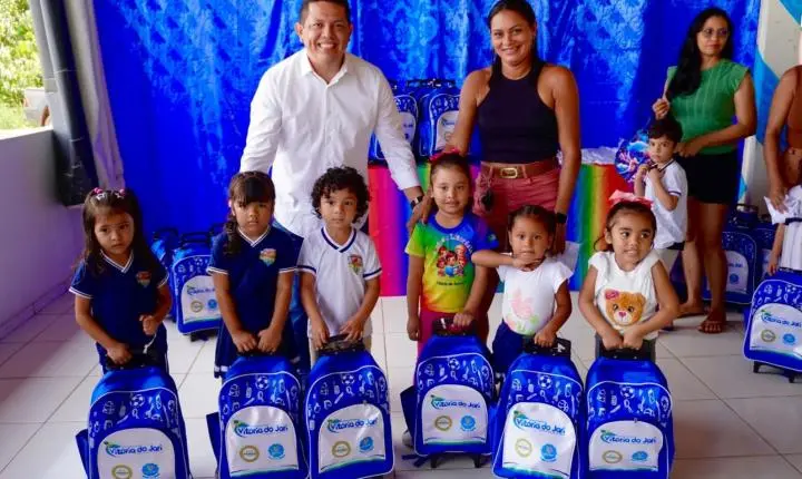 Vitória do Jari entrega uniformes e kits escolares a toda a rede municipal