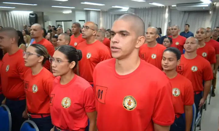 Clécio recepciona 22 alunos-soldados de turma complementar do Corpo de Bombeiros Militar 